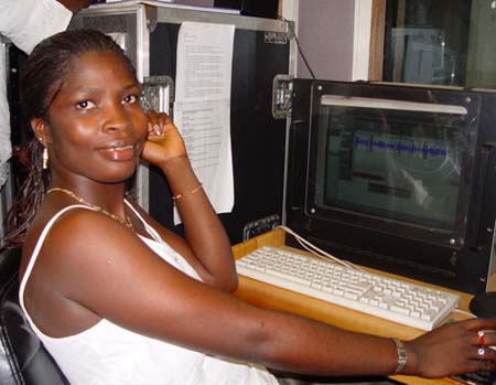 Radioreporterin in Sierra leone (c) Laura Lartigue